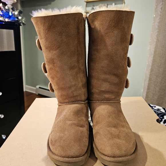 UGG Bailey 3 Button Shearling Boot - Picture 5 of 16